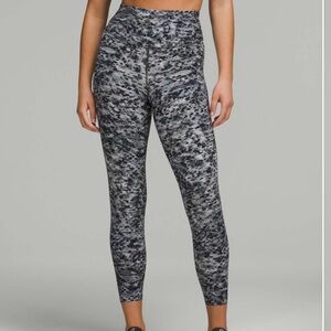Lululemon Base Pace High-Rise Tight 25"
Estuary Grey Multi size 6
